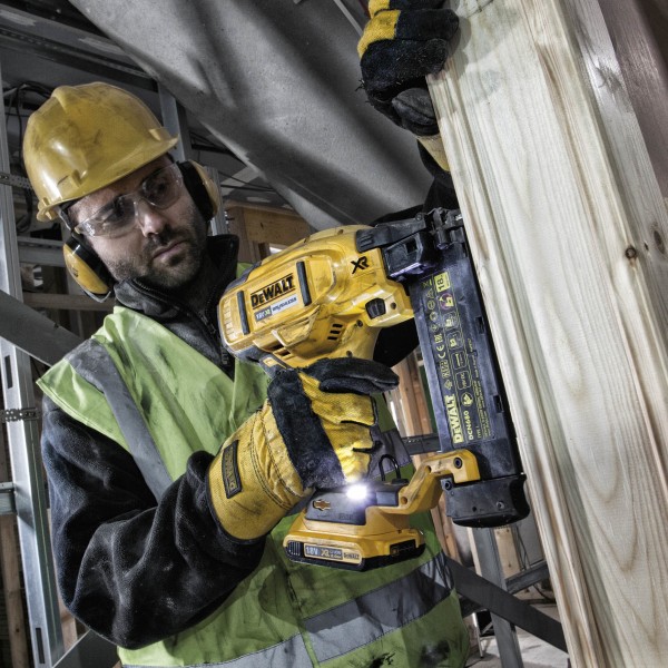 Пистолет гвоздезабивной аккумуляторный DeWalt DCN680NT