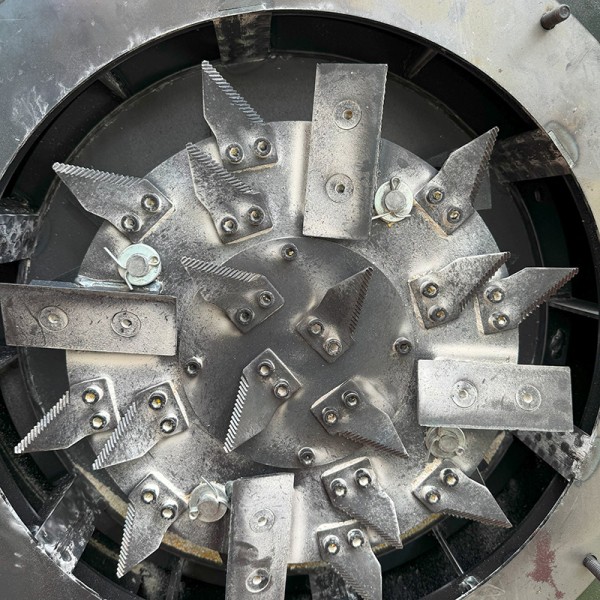 Tocator de baloti si moara cu aspiratie Demetra DM-500BL Tocator de baloti si moara cu aspiratie Demetra DM-500BL