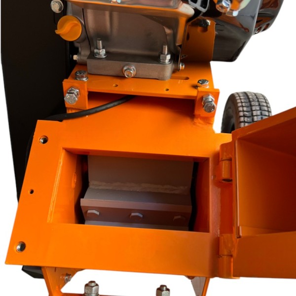 Tocator de crengi pe benzina Kronava RNA650